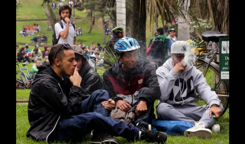 Fuman marihuana como medida de protesta 