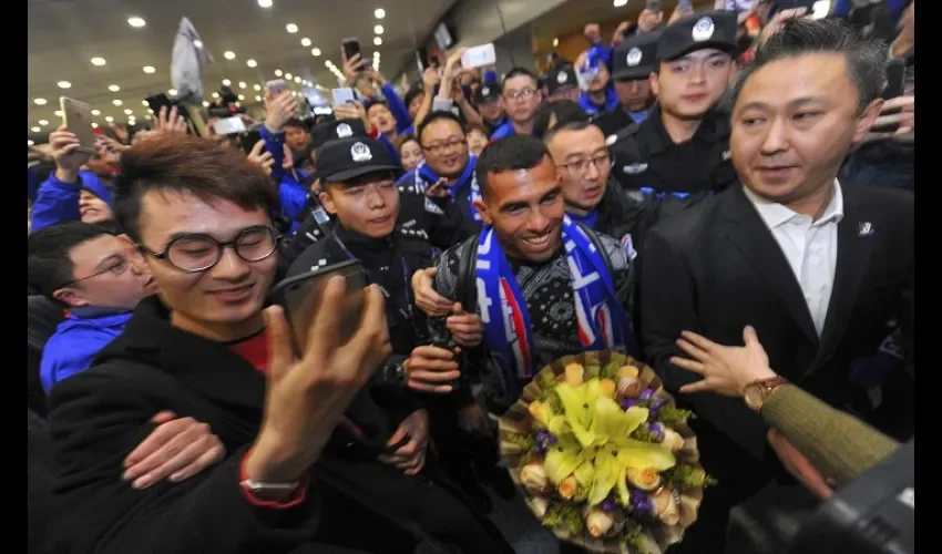 Tévez al momento de su llegada. Foto/EFE