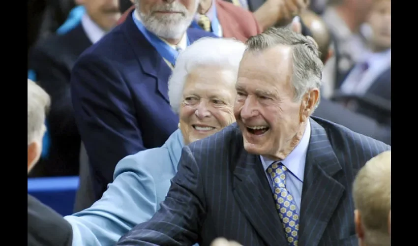 El expresidente George H.W. Bush y su esposa, Barbara Bush. 