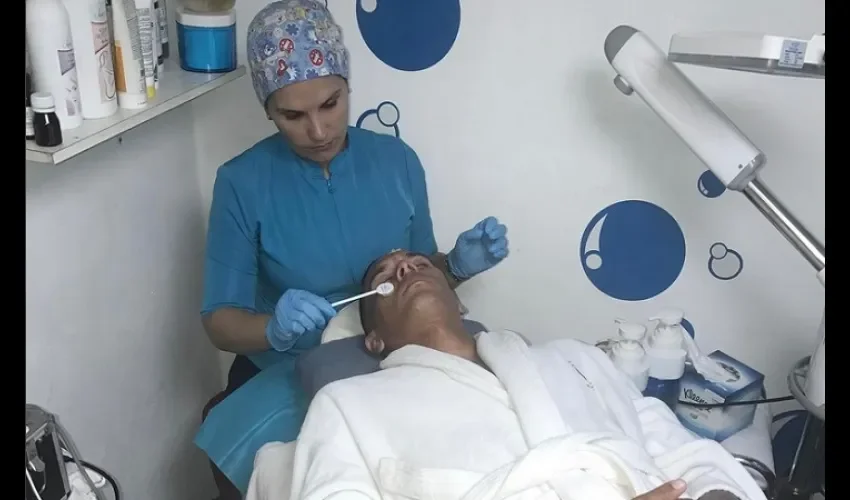 Blas durante la sesión de belleza.