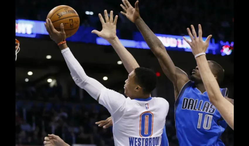 Russell Westbrook anota una canasta de bandejita./ Foto AP