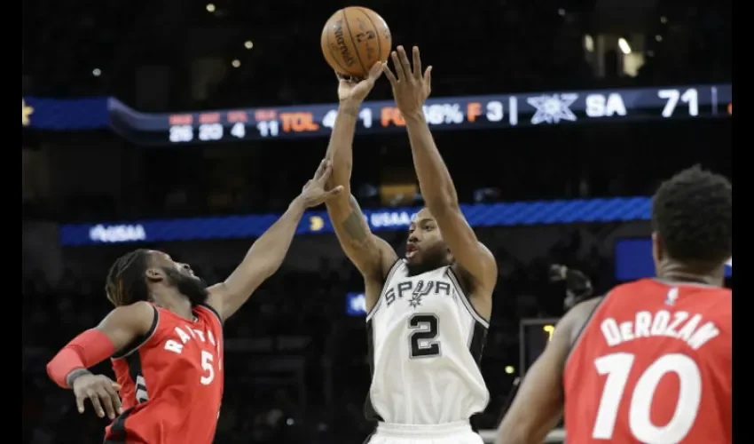 Kawhi Leonard fue el líder anotador de San Antonio con 25 unidades./ Foto AP