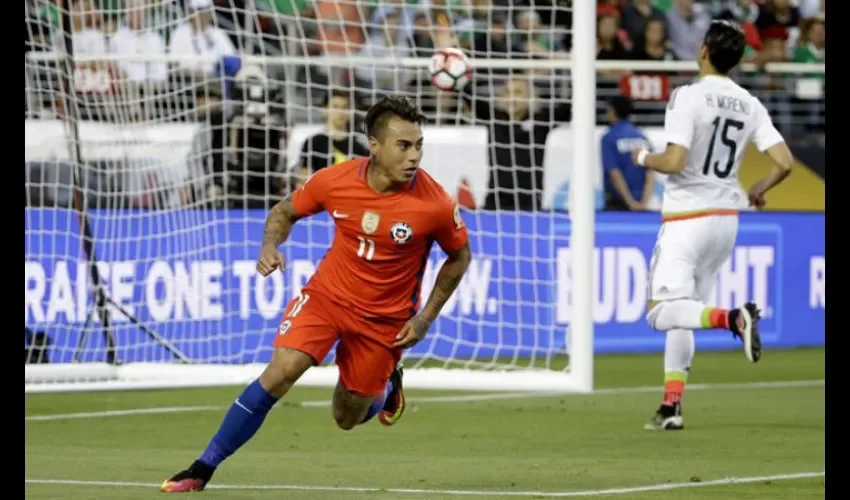 Eduardo Vargas le marcó cuatro goles a México el año pasado./ Foto AP