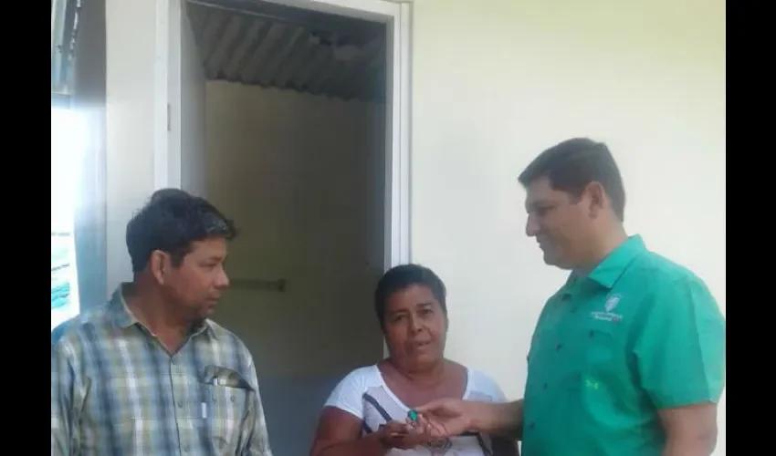 Conades entrega baños 