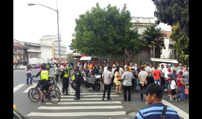 Conductores de buses piratas protestan 