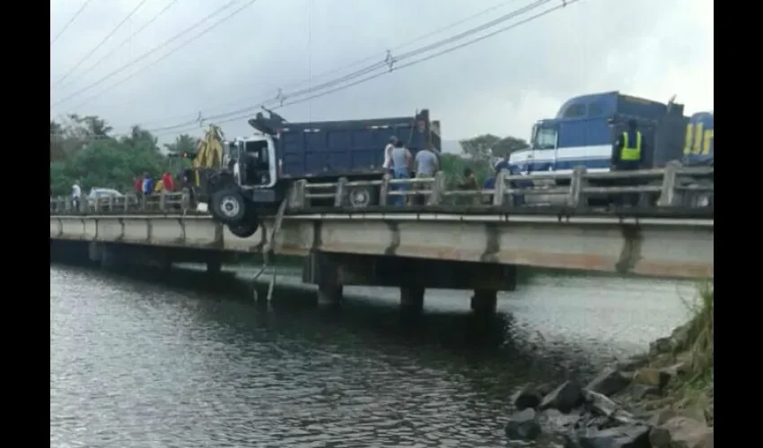 Camión se accidente en María Chiquita