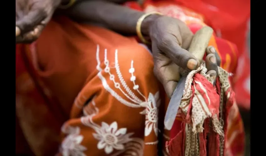 Mujer que practicaba la ablación genital