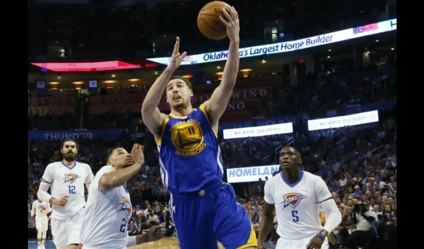Klay Thompson consigue una canasta de bandejita./ Foto AP