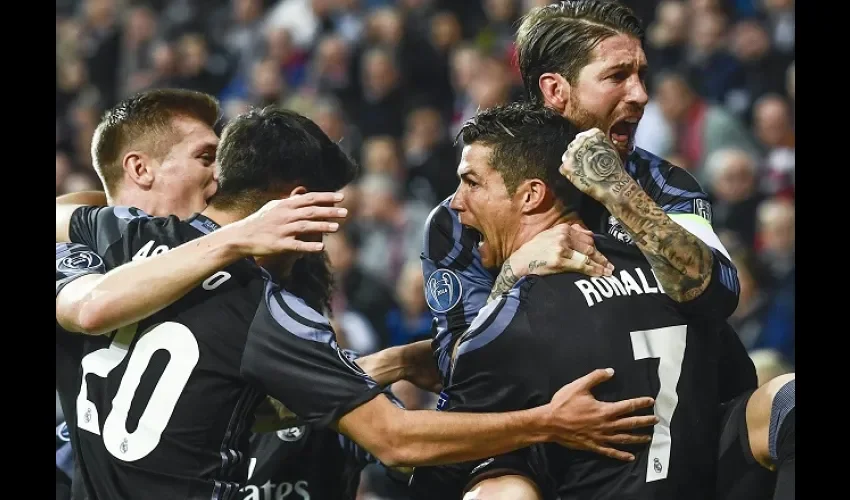 Cristiano celebra con sus compañeros el segundo gol. Foto/EFE