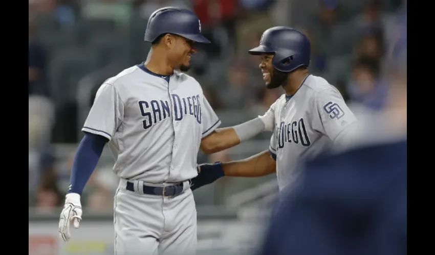 Allen Córdoba celebra su batazo de cuatro esquinas./ Foto AP