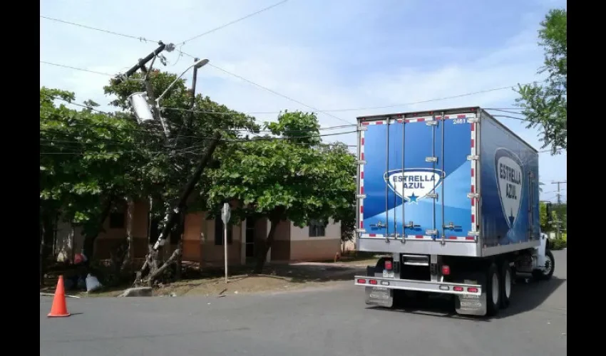 Camión tumba poste de electricidad  en Chitré de Herrera 