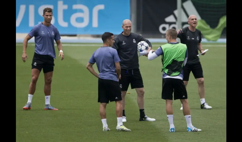 Zinedine Zidane, técnico del Madrid, y sus jugadores en la práctica de hoy./ Foto EFE