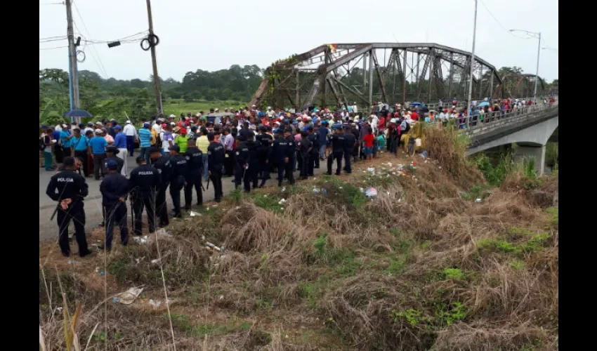 Jubilados esperan a ministros en puente sobre río Changuinola