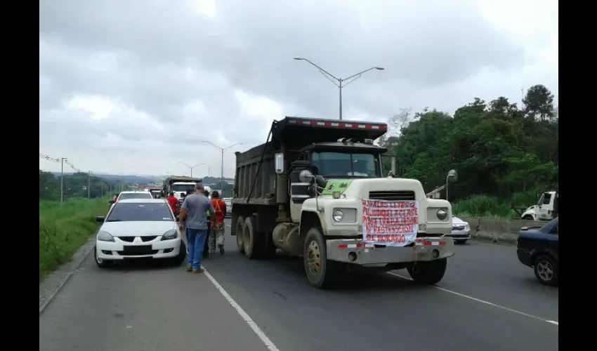   Los transportistas indicaron que existe un monopolio del transporte de carga en este sector del país.