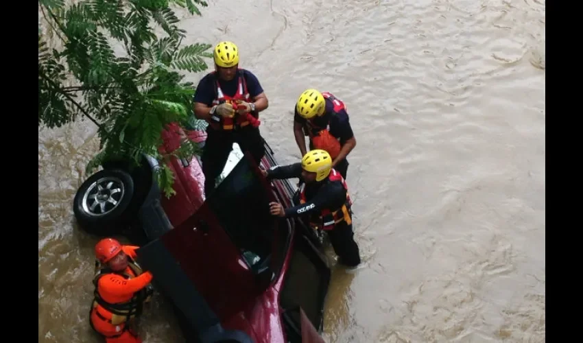 El auto donde se mantenía la víctima estaba prácticamente a la mitad en agua