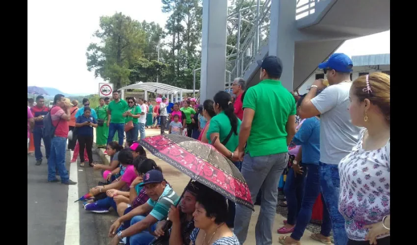 Nuevamente salieron este miércoles a protestar en la entrada de Horconcitos