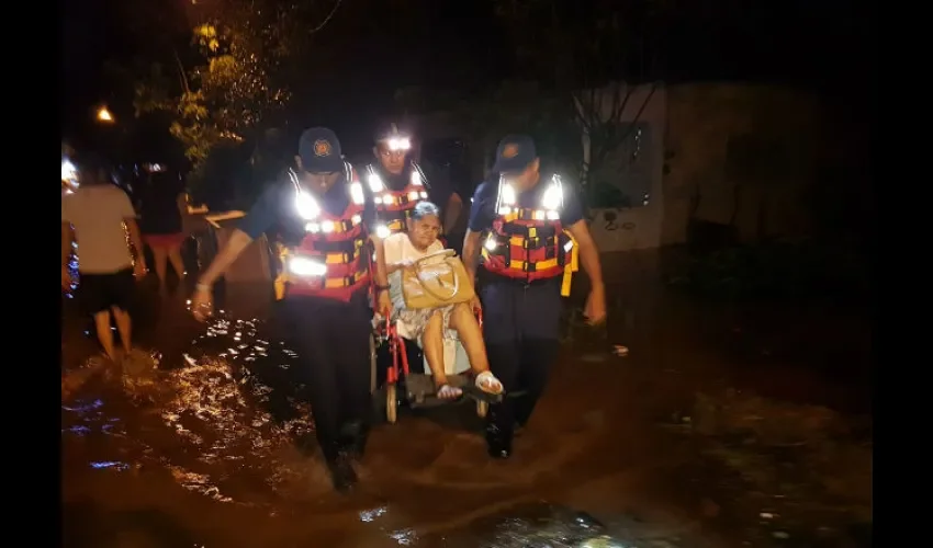  Las intensas lluvias se mantuvieron hasta altas horas de la madrugada y no se descarta que vuelvan arreciar.  