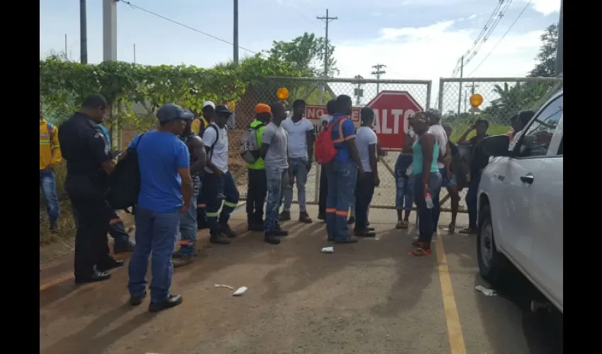  Dijeron que son madres solteras y quieren que les den trabajo, así sea a 30 de estos residentes. 