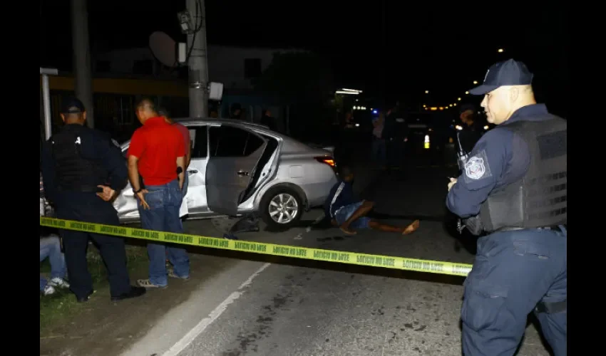  En el auto se encontró un arma y carrizos de presunta droga.
