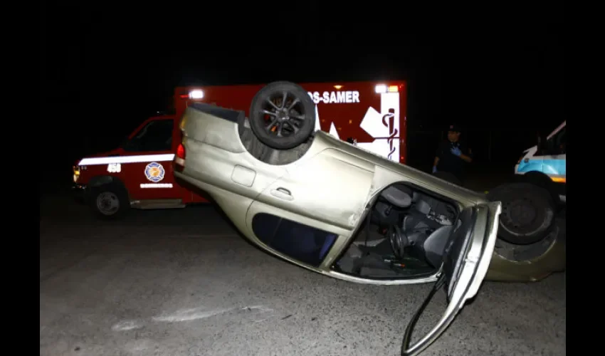 Los bomberos y personal del Sume 911 atendieron el accidente 