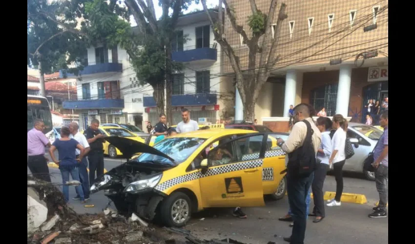  En este hecho de tránsito se vio  involucrado el conductor de un taxi 