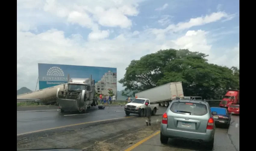 Datos preliminares indican que el suceso ocurrió en los carriles que van en dirección a la ciudad capital.