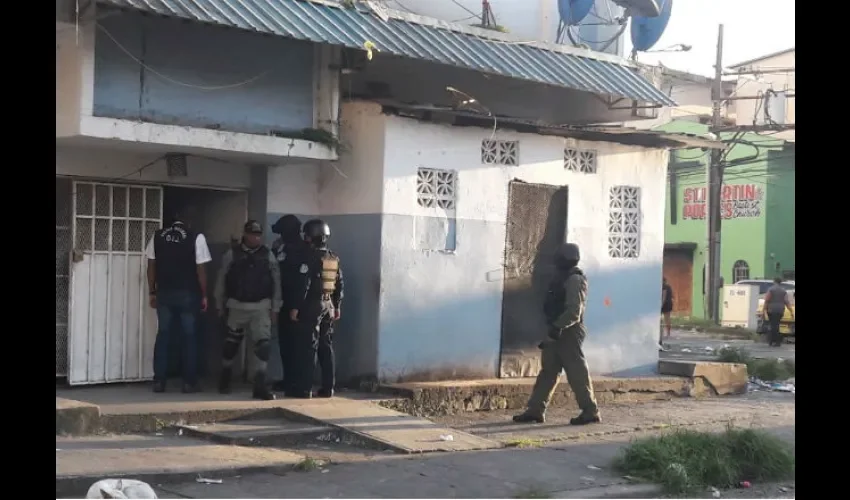 El despliegue policial se concentra también en el edificio conocido como "15 pisos" , San Martín, La Arborada y Cativá.
