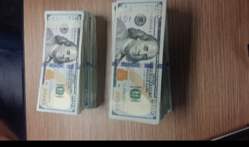 Durante la requisa también se ubicó en poder de la conductora del automóvil un total de $1, 240.00, así como también tres celulares, 1 marca iPhone y dos Samsung.  