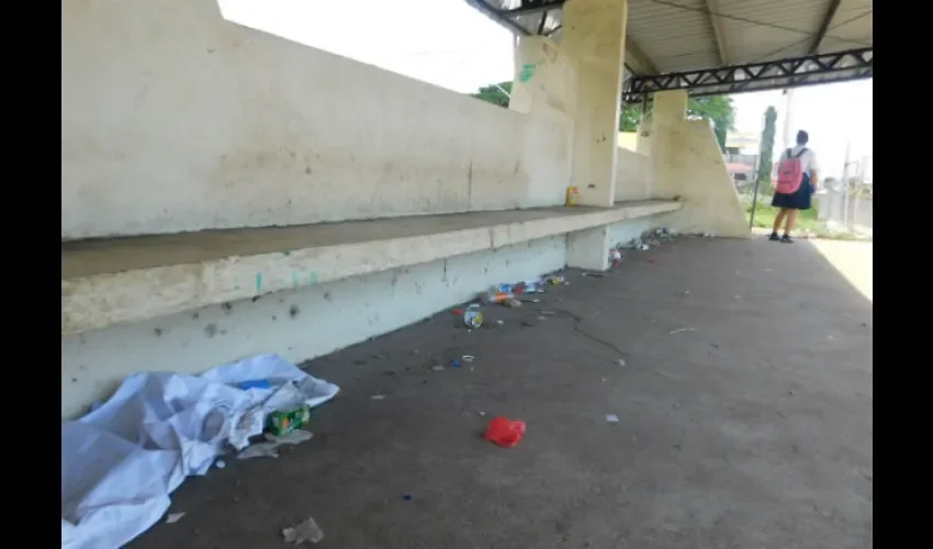 La parada de buses no cuenta con tanques para depositar la basura.