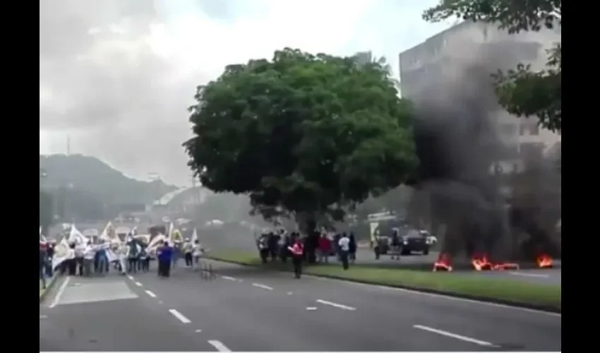 La protesta  ocurre en medio de la visita del vicepresidente de Estados Unidos, Mike Pence al país.