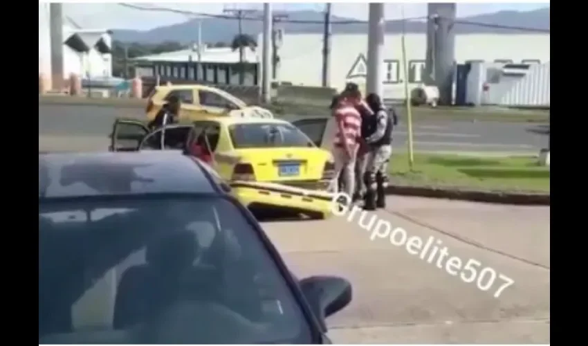  Dos hombres y una mujer se hicieron pasar por clientes para golpear a la cajera y exigirle  la clave de la caja fuerte.  
