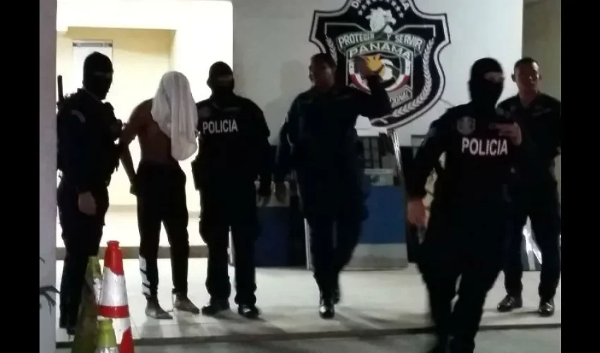  El hombre fue detenido con las armas cuando se dirigía hacia una quebrada del sector.