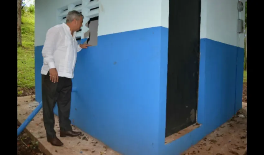   Los delincuentes lograron demoler parte de una de las ventanas de la estructura que resguarda los equipos eléctricos y bomba de agua. 