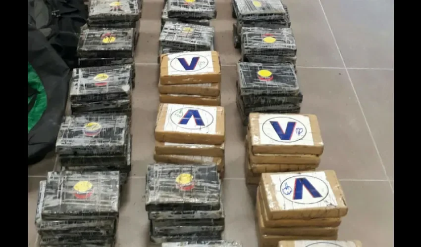 Por el decomiso de la droga hay dos personas retenidas. 