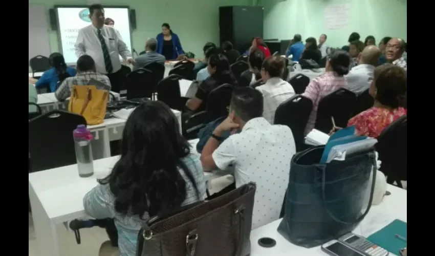 Detalló que la reunión tiene objetivo tratar de solucionar el problema de supuesto acoso laboral al que son sometidos los docentes por la directora del plantel.