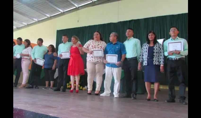 Junto a sus padres reciben sus diplomas