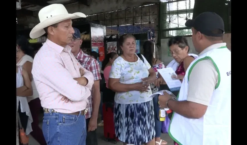 Foto ilustrativa de la entrega de volantes. 