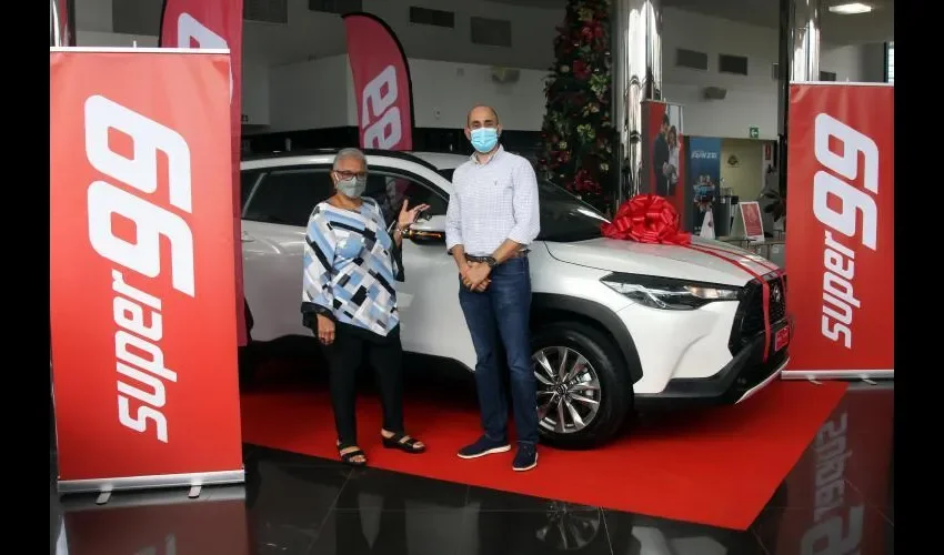 Una feliz ganadora de un Toyota Corolla Cross. Víctor Arosemena