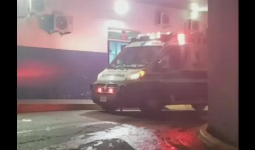 Foto ilustrativa del traslado del herido. 