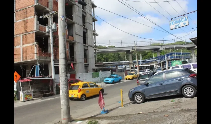 La construcción de este moderno policentro de Salud, que será el primero en que contará este distrito, permite a los habitantes acceder a los servicios de salud de calidad.