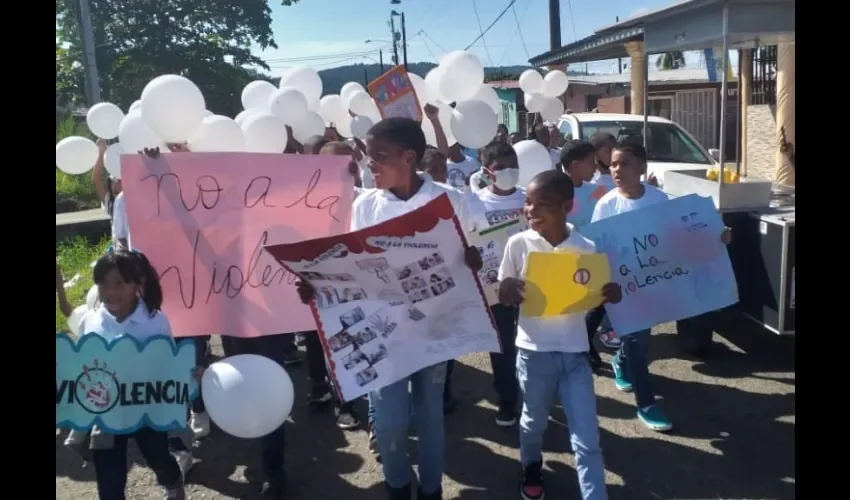 Niños y jóvenes marchan para pedir paz. 