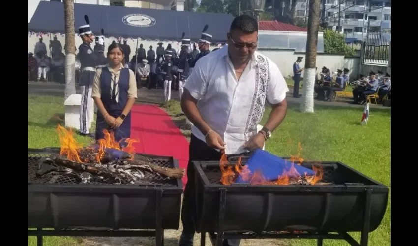 Cremación de banderas en Colón. 