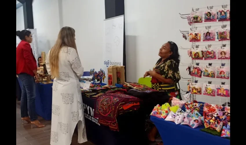 Emprendedores exhiben sus negocios en la SGE. Foto / Ana Quinchoa.