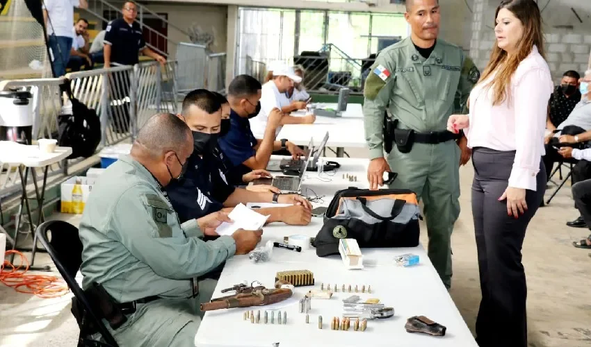 Entrega de armas por vales. 