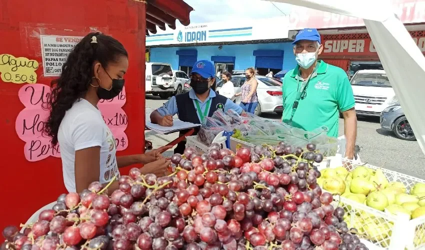Personal de salud inspecciona los puestos. 