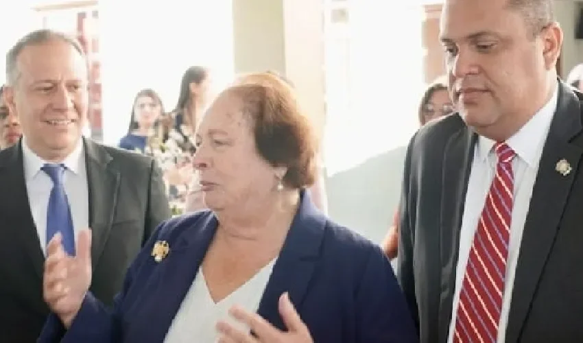 La embajadora durante su recorrido. 