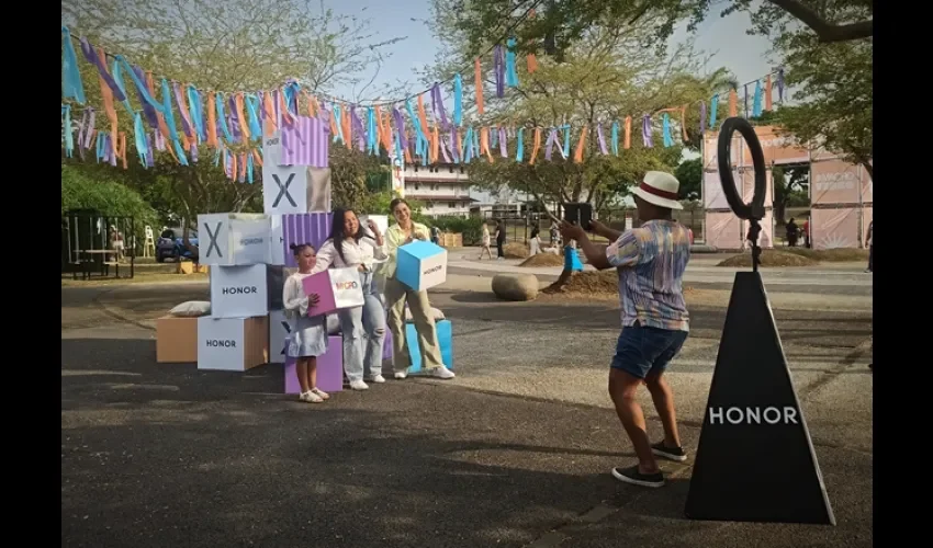 Las personas vivieron una experiencia fotográfica con los teléfonos HONOR X Series. Foto / Ana Quinchoa.