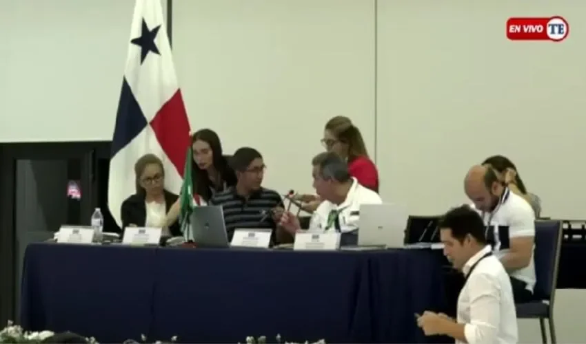 A las 11:00 p.m. se suspendió el escrutinio, este domingo. Foto: Internet