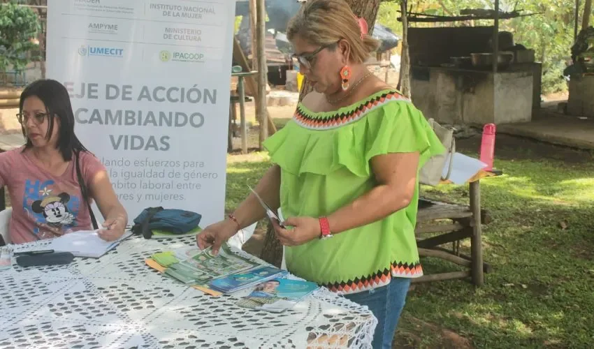 Los artesanos durante una muestra de sus productos. 