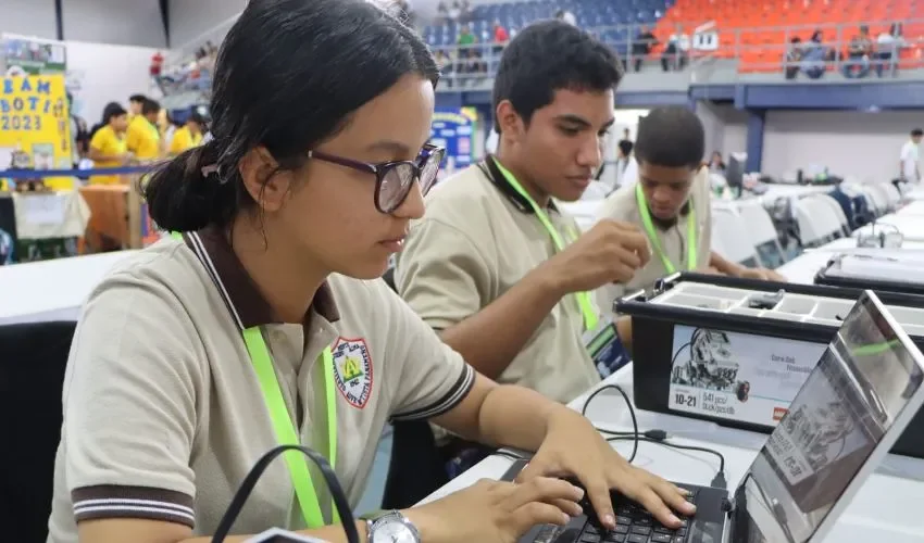 Los estudiantes aprovechan las herramientas. 